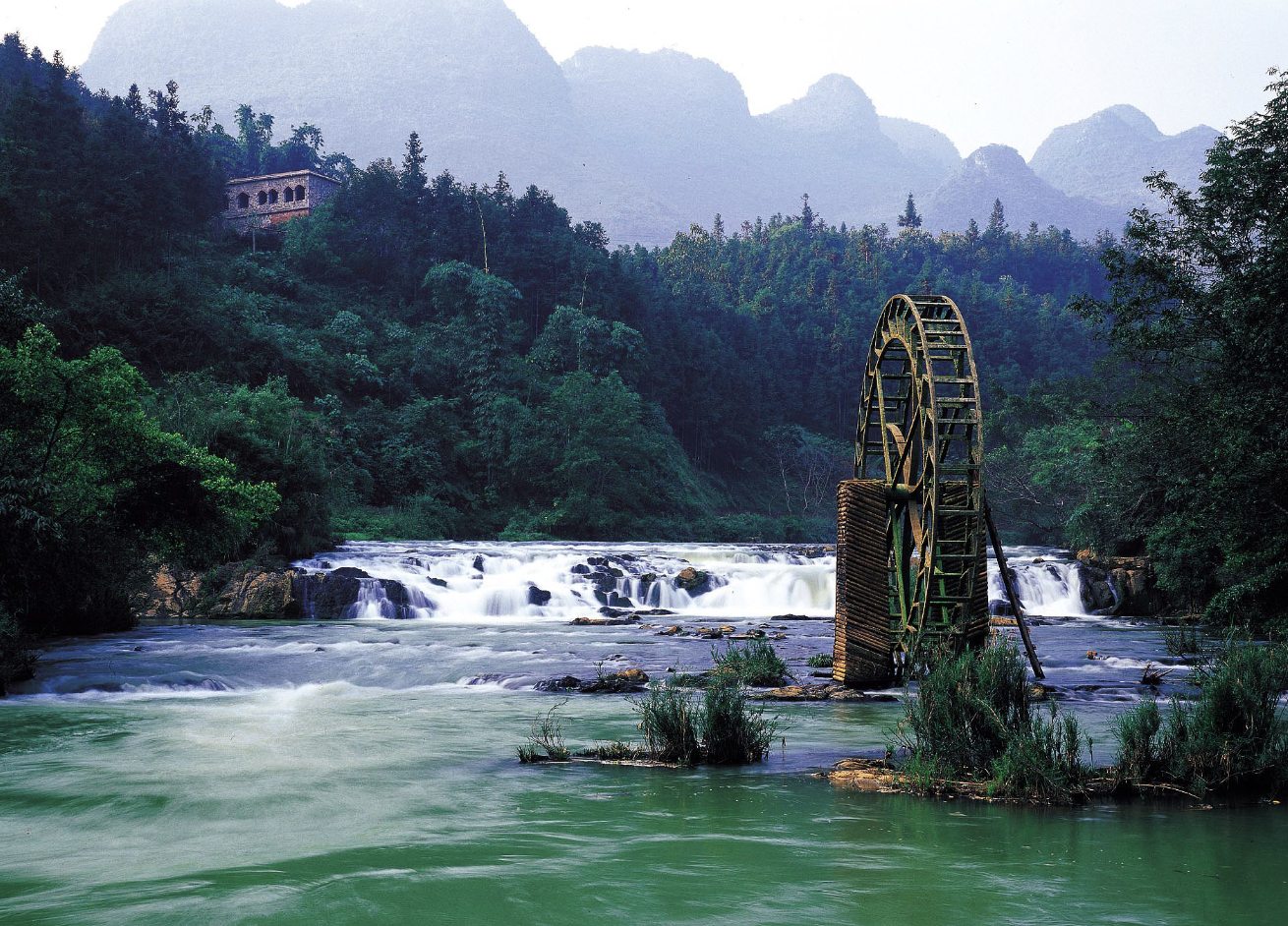 云南罗平旅游必去的景点推荐：油菜花海与喀斯特奇观的浪漫邂逅插图1